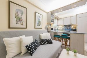帕利尼Amazing Apartment Pallini - Near Airport & Metro的带沙发的客厅和厨房