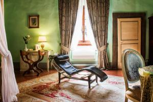 瓦尔的圣卡西亚诺伊佛迪诺别墅酒店的客厅配有椅子和窗户