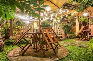 PasanggaranThe Wisma Pulau Merah的花园里的一张木桌和椅子