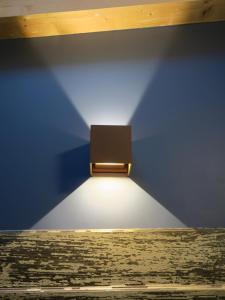 帕多瓦Foresteria Conti, sulle tracce di Shakespeare的蓝色墙壁的房间里光线充足