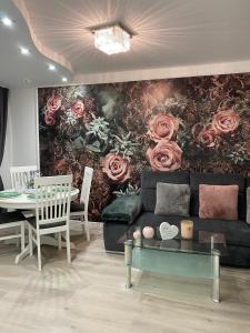 哥达RoseMarie的带沙发和玫瑰壁画的客厅