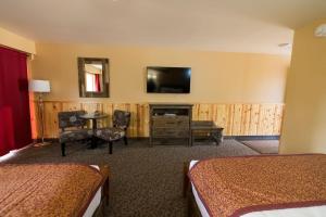 麦金利公园麦金利湖边小屋酒店的酒店客房设有两张床和一台平面电视。