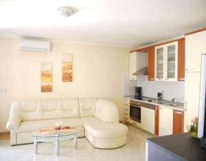 萨武德里亚Villa del Golfo的客厅配有白色的沙发和桌子
