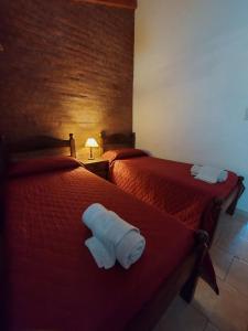 萨帕拉Las Retamas - Viviendas Turísticas的酒店客房,配有两张带毛巾的床