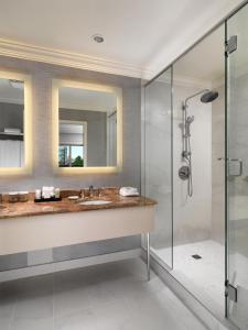 维多利亚太平洋大酒店的一间带水槽和淋浴的浴室