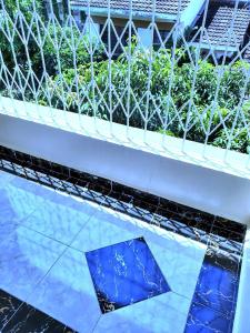 基苏木Standard Gardens 1-2-3 bedrooms Apartment Kisumu的一张白色长凳,上面有蓝色的瓷砖