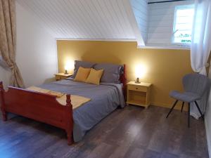锡拉奥Au Coeur du Paradis的卧室配有床、椅子和窗户。