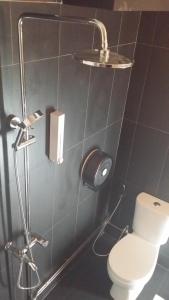 新加坡忧美睡香酒店的浴室配有白色卫生间和淋浴。
