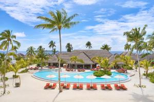 妮兰朵南环礁Sun Siyam Iru Veli Premium All Inclusive的享有度假村的空中景致,设有游泳池和棕榈树