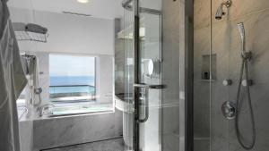 千叶新大谷幕张酒店的带淋浴和玻璃淋浴间的浴室