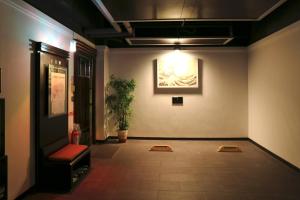 台北印石时尚旅馆的走廊上设有等候室,墙上挂着照片