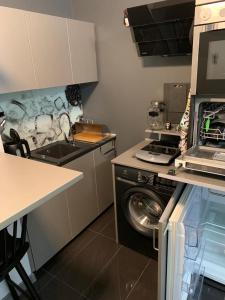比托姆Ingress的厨房配有洗衣机和水槽