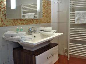 施特拉尔松德祖尔法赫布鲁克旅馆的一间带水槽和镜子的浴室