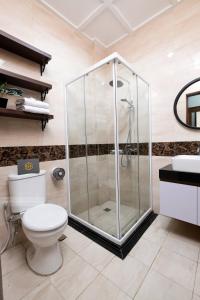 雅加达Blok M Residence的带淋浴、卫生间和盥洗盆的浴室