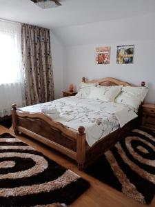 波洛夫拉吉Casa Stefi si Alexia的一间卧室配有一张木架床