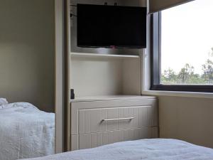 奥尔伯里The Botanical 301的一间卧室配有一张床和一台平面电视