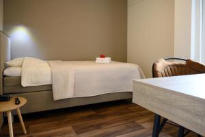 博尔讷亚克洛斯特酒店的一间小卧室,配有一张带白色毯子的床