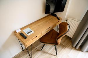 博尔讷亚克洛斯特酒店的一张木桌、一台电视和一把椅子