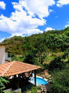 阿雷亚Pousada Vaca Brava的享有带游泳池的房子的景色