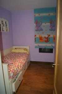 La Puebla de CastroApartamento VUT manypi VU-HUESCA-21-024的紫色客房内的小卧室,配有一张床