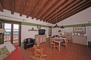 加尔多内-里维耶拉Premignaga Natural Home的一间带厨房的客厅和一间餐厅