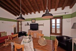 加尔多内-里维耶拉Premignaga Natural Home的客厅配有木桌和椅子