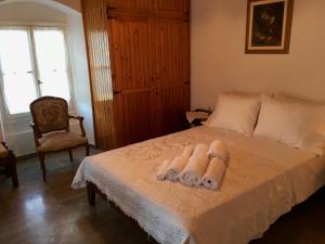 瓦西Selinofoto - A beautiful, traditional house in Vathy, Ithaca的一间卧室配有带毛巾的床