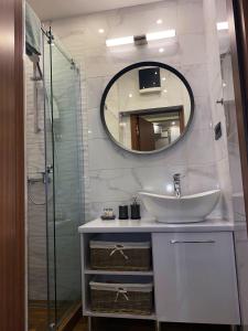 贝尔格莱德Rose Lux的一间带水槽和镜子的浴室