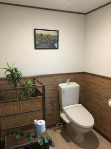 富士河口湖コテージトガワ＜Cottage TOGAWA＞的一间带卫生间的浴室和墙上的照片