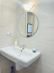 基希讷乌Studio flat的浴室设有白色水槽和镜子