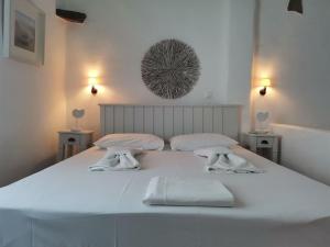 圣罗曼诺斯Elia Apartments的一张白色的大床,带两条毛巾
