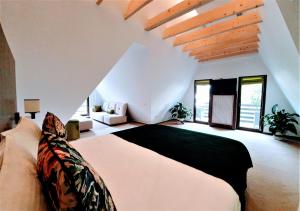 锡纳亚Casa Varful Cu Dor的一间带一张大床的卧室,位于带窗户的房间内