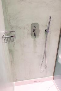 提诺斯蒂诺斯克拉里公寓式酒店的浴室内配有淋浴和头顶淋浴