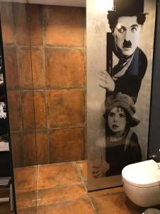 博德鲁姆Villa No 5的浴室设有淋浴,并展示了一张男人的照片