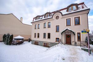 琴斯托霍瓦Apartamenty AP 10的一座大白房子,地面上积雪