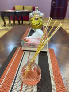 乌姆莱季استراحة الماس的带有筷子和玻璃瓶的桌子,有紫禁 ⁇ 的杜 ⁇ 