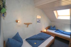希格斯多夫Heutauer Hof的小客房内的两张床,配有蓝色枕头