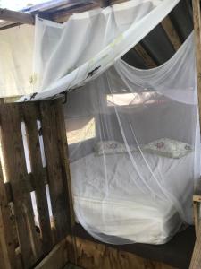 卡瓜斯Camping para dos - a escoger segun disponibilidad de caseta o cabaña的木屋内的卧室配有一张床