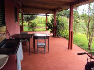 圣罗克迪米纳斯Sitio Sao Benedito的房屋内带桌椅的天井。