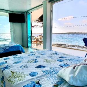 圣安德烈斯CASA ENEIDA -SAN ANDRES ISLA的一间卧室设有一张床,享有海景