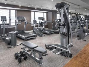 奥黑尔近罗斯蒙特凯悦酒店 的健身中心和/或健身设施