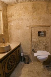 格雷梅天使洞穴酒店的一间带水槽和卫生间的浴室