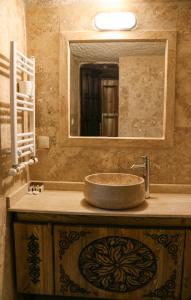格雷梅天使洞穴酒店的一间带水槽和镜子的浴室