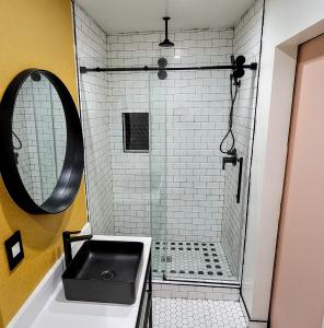 伯班克The Bell Vista的浴室设有黑色水槽和镜子