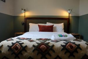 悉尼Darlo Bar Darlinghurst的一间卧室配有一张带两个枕头的床