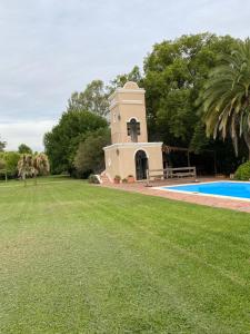 卢汉Don Aniceto - Suites de Campo的一座带游泳池的庭院中间的建筑