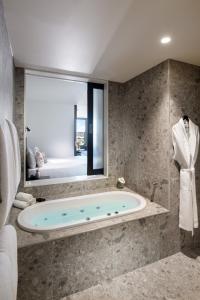 阿德莱德Majestic M Suites的带浴缸的浴室和窗户