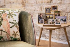 巴黎蒙马特艺术酒店的一张桌子,椅子旁边放着照片