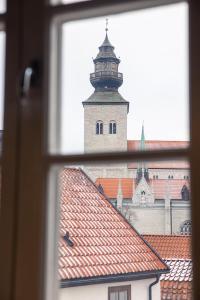 维斯比Stora Torget - Visby Lägenhetshotell的从带塔楼的窗户欣赏美景