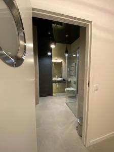 济夫努夫The Baltic Horizon的客房内设有带卫生间和盥洗盆的浴室